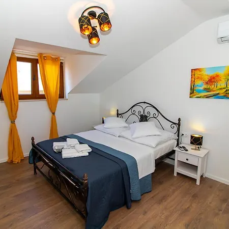 Πανσιόν Luxury Iris Μόσταρ