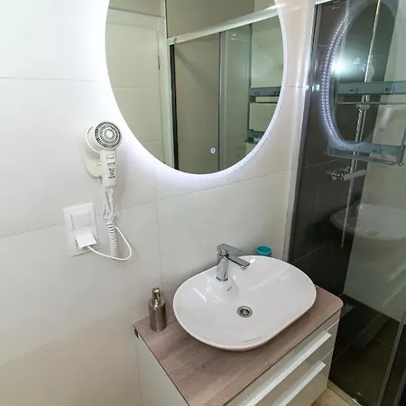 Luxury Iris Πανσιόν