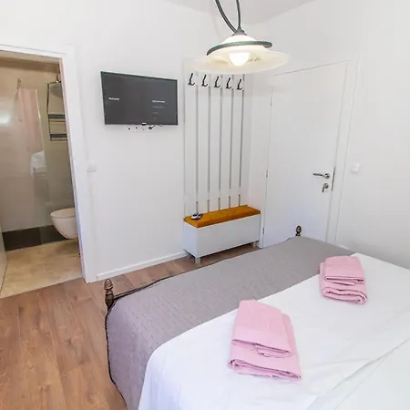 Luxury Iris Πανσιόν
